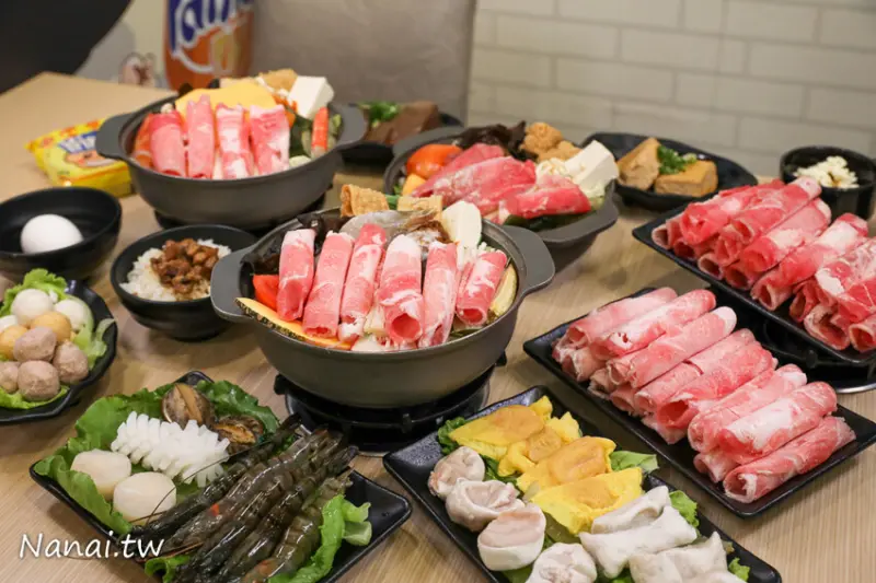 高cp值百元小火鍋，最便宜150元！冰淇淋,爆米花,王子麵,白飯,飲料,免費任你吃到爽，多達20幾種世界風味湯底，鍋賣局百元小火鍋