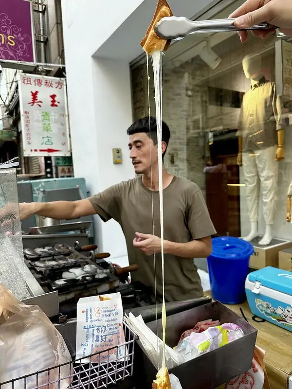 【台灣，台南市，中西區】王氏富屋金蕉條雞蛋糕；浮誇起司雞蛋糕牽長絲比小孩高，一天只買2.5個小時，有緣