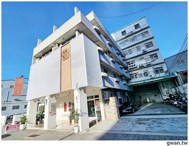 工廠開在門市隔壁,產品新鮮直送,每個人進來都大包小包!