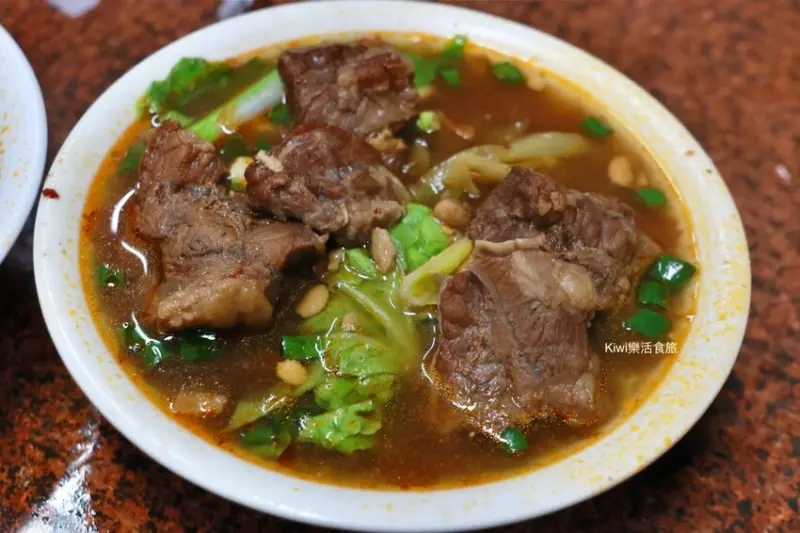 北港新味珍原汁牛肉麵｜雲林北港巷內裡的牛肉麵.牛肉塊很大.紅燒湯頭超厚實，能續湯不加價！