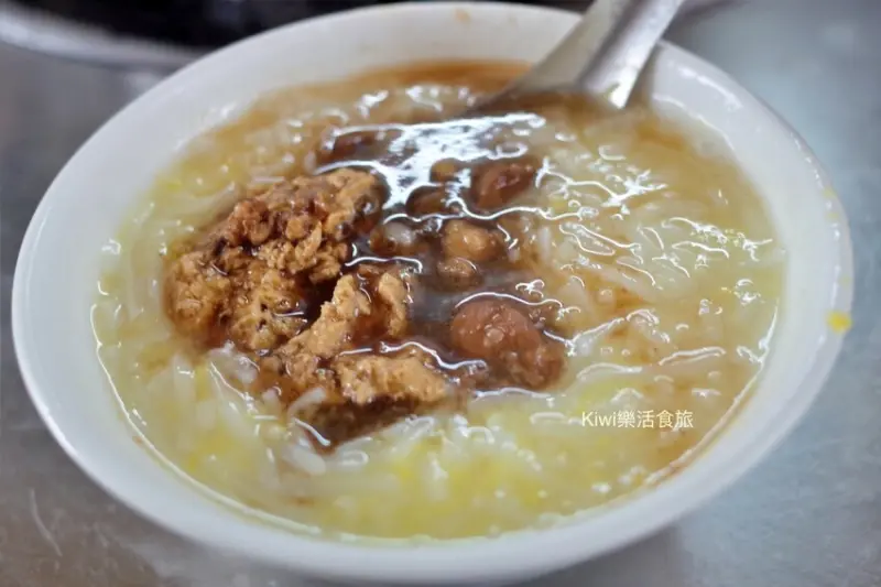 北港美食油飯担｜北港朝天宮周邊美食推薦雲林北港菜市場裡巷弄美食古早味手工麵線糊太銷魂！