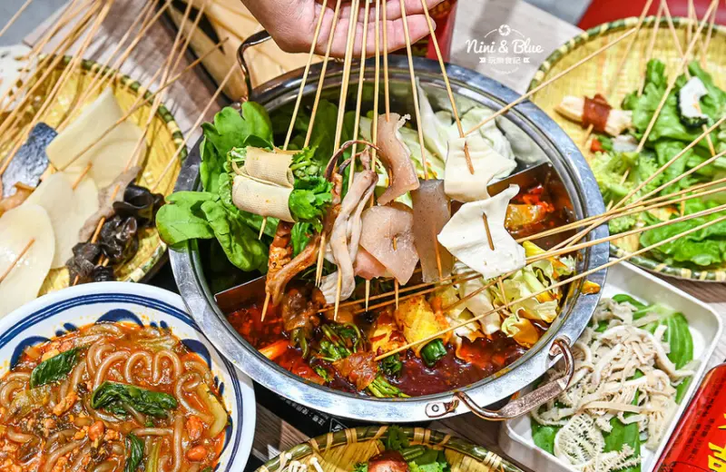 一串只要10元，超過100種口味，正宗川味麻辣串串鍋，加入LINE好友就送5支串串兌換券！-妮妮布魯
