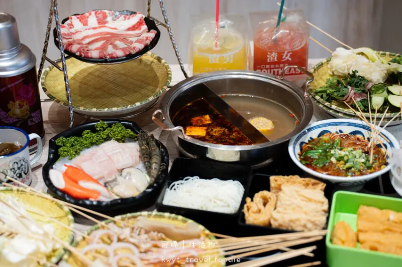 【餉串串】超過100種串串自由，台中西屯餐廳，噴香鴛鴦鍋嚕串去，隱藏版特製雪花冰，台中母親節餐廳_菜單