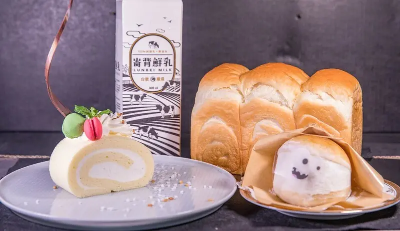 【崙背鮮乳快閃聯名甜點之一】蘆州魚缸咖啡.崙背牛乳中沢蓬蓬生乳卷、崙背牛乳中沢羅馬生乳包，及崙背牛乳