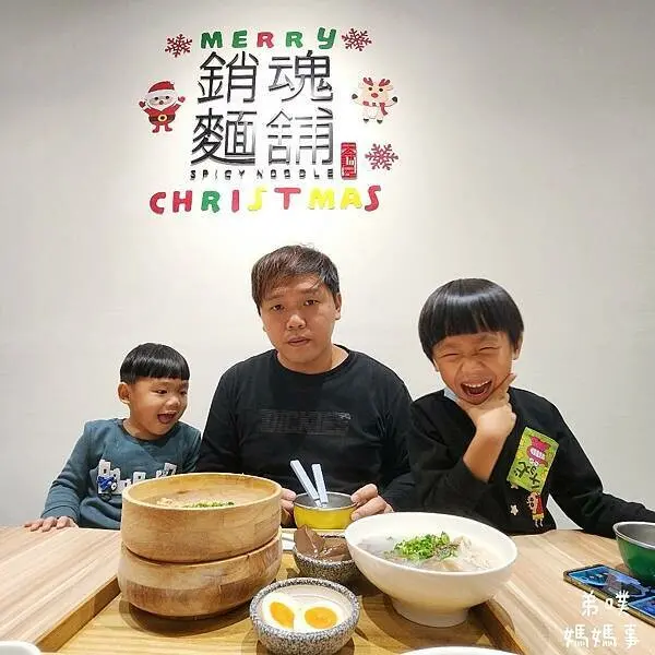 【高雄‧前鎮】大師兄銷魂麵舖-高雄 SKM Park 店│一次滿足麻辣鴨血和牛肉麵，乾溼分離的雙重享受! 免費加湯!