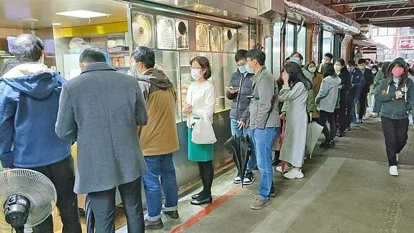 【台北美食】李媽媽麵館｜每天只開３小時半，用餐時間大爆滿，排隊人潮都到轉角處了