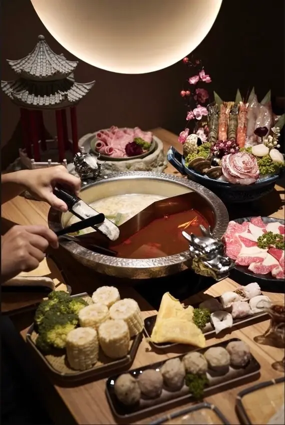 手工殿麻辣鍋物－仙氣飄飄日本A5和牛涼亭、新鮮海鮮拼盤、超爆好吃的手工火鍋料，順口的麻辣與酸菜龍頭鴛鴦鍋，台北火鍋推薦