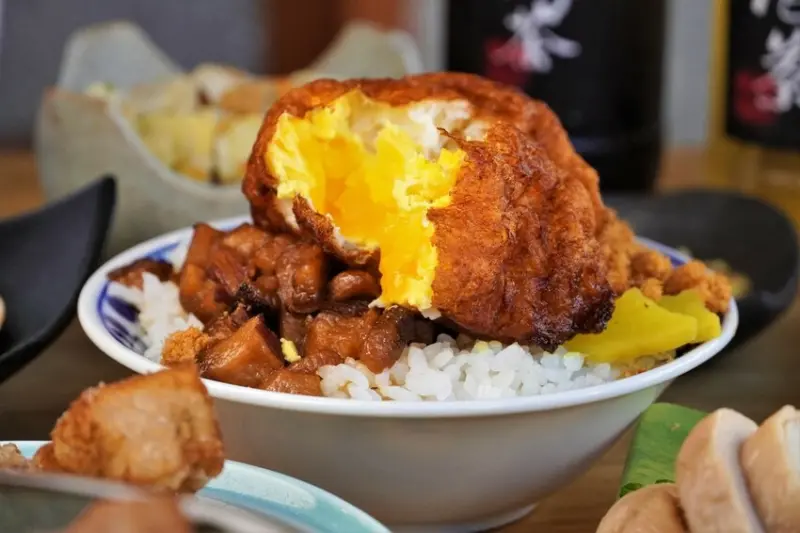 彰化美食｜秦湯御膳食補製湯所 25元起古早味美食 麻油炸蛋配上魚酥滷肉飯超經典