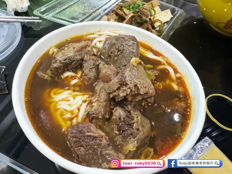 【板橋美食】吾時•食 5 10 10 牛肉麵附菜單，麻辣紅燒湯頭辣不麻，牛肉大塊又軟嫩，豆花濃郁必點之一-近板橋捷運站｜Ruby說美食享受旅行(@tour_ruby530)
