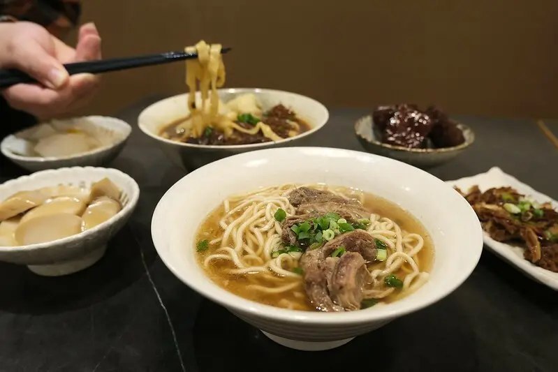【新北板橋美食】吾時•食5 10 10 牛肉麵，清燉牛肉麵湯頭鮮甜.牛肉嫩口，滷味必點醬燒阮心肝，一咬下去就爆汁!!(附菜單價位)