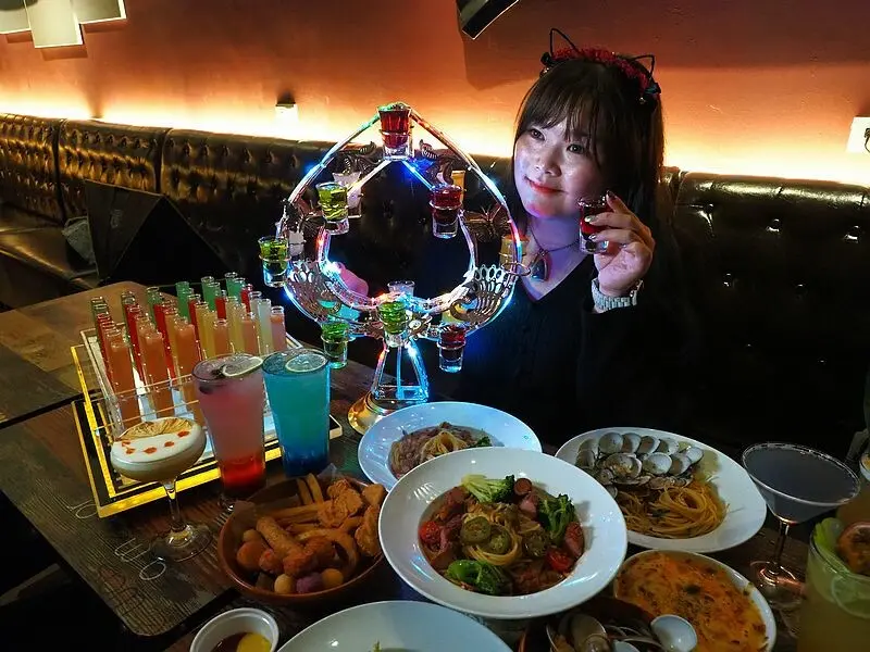 隱身在巷子裡面的美式飛鏢餐酒館，有超炫的愛情摩天輪，淑女之夜更有免費試管塔請妳喝！！