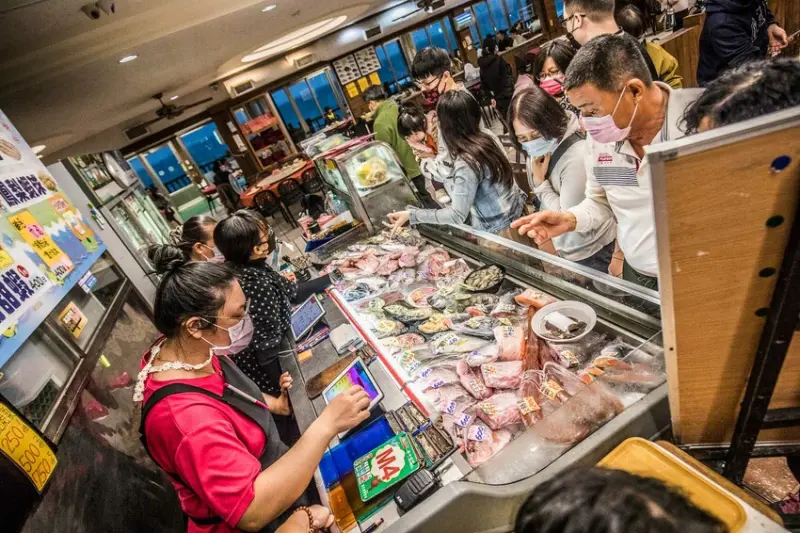 花蓮縣壽豐鄉055龍蝦海鮮餐廳｜以為來到魚市場？原來是海鮮餐廳，海鮮標價全透明，要吃還得搶！