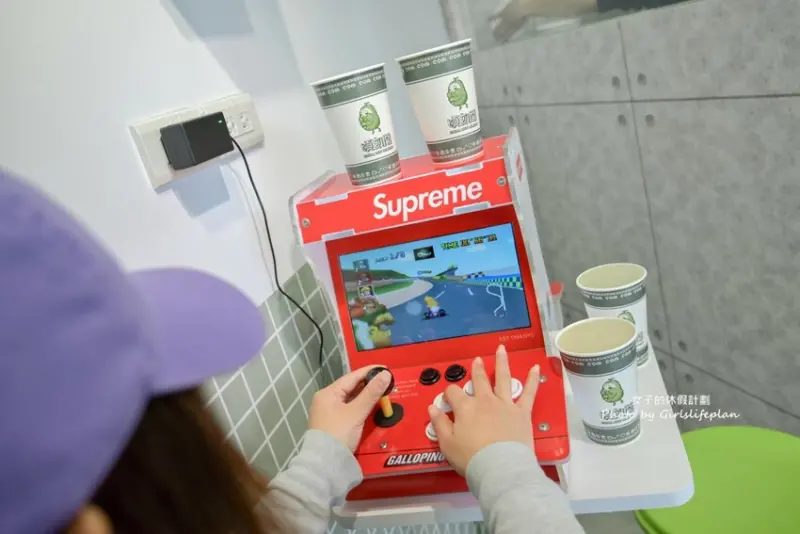 超有特色古早復古電玩風格飲料店，大推現場手刷日本靜岡抹茶一杯才60元，等待飲料時還可以免費雙人打電玩讓人不愛上這間店也難