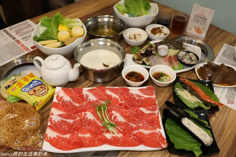 最低花250元來吃鍋就可以享有超過20多種蔬食自助吧冰淇淋 ，飲料，魯肉飯，雞油拌飯，爆米花吃到飽~