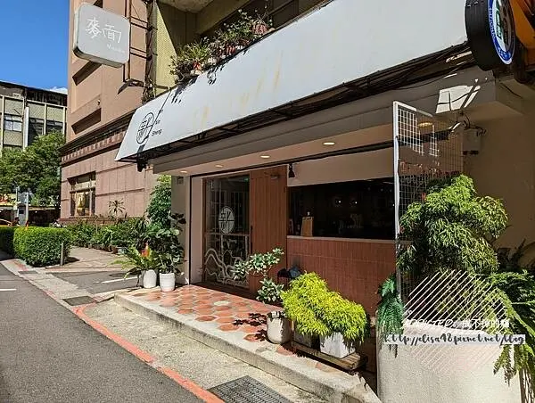台北中正-[新新生 Xin Xin Sheng] 近忠孝新生捷運站光華商圈，新開幕文青網美風格美食，人氣鍋煮奶茶與肉桂年糕點心，創意美味特色麵食料理專賣
