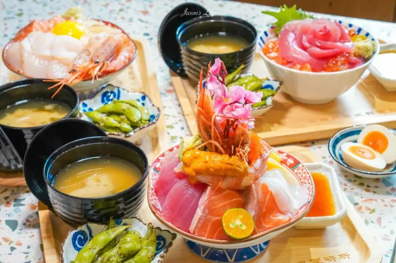 【台中北區｜美食】花囍家(一中店)。新開幕！中友百貨旁美食，日式風格小店，視覺系生魚片丼飯專賣