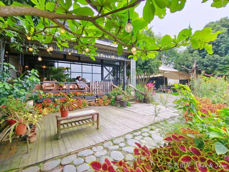 思村路1之2号》池塘邊的大樹下、隱藏在巷弄的綠意咖啡廳，披薩、義大利麵、甜點都有水準，寵物友善餐廳