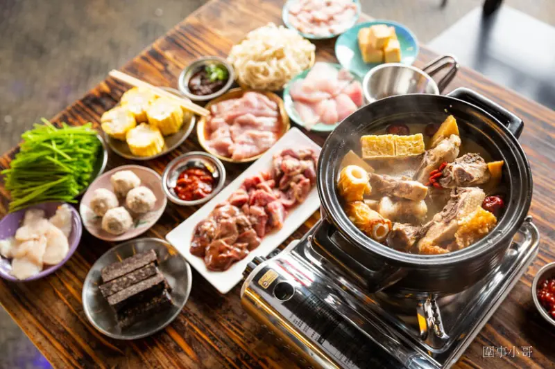 桃園居酒屋鍋物推薦-春酒幕，全新開幕推出超暖鍋物！香濃暖身的藥膳養生厚雞湯一定要來一鍋～胡椒豬肚雞更是讓人懷念的古早味呢！特別提醒開車不喝酒喝酒不開車喔大家～