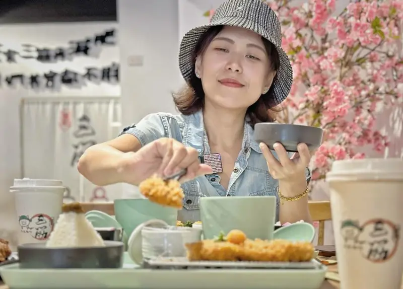 南投美食/草屯三筋豬排，日式豬排好吃又多汁，還享免費續白飯、高麗菜絲、味噌湯！