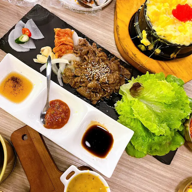 台北信義區 | 梨谷 韓式鐵板炭火烤肉 | 超夯韓劇必吃美食 | 燒酒蛤兩吃 鮑魚粥 | 小菜無限續歡樂吃到嗨