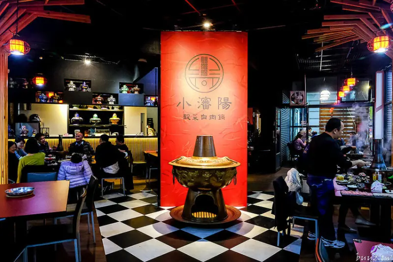 小瀋陽酸菜白肉鍋，新址裝潢走黑紅色風格，炭火銅鍋清甜酸白菜涮五花肉溫順香甜！