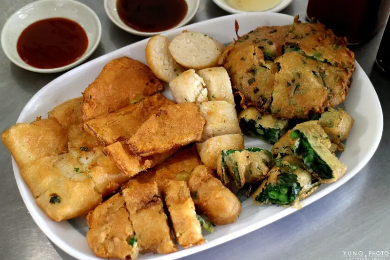 南投縣竹山鎮在地人才知！城隍廟旁人氣老攤「蚵嗲、韭菜捲、炸蘿蔔糕」外酥內嫩超欠吃 銅板價台式下午茶