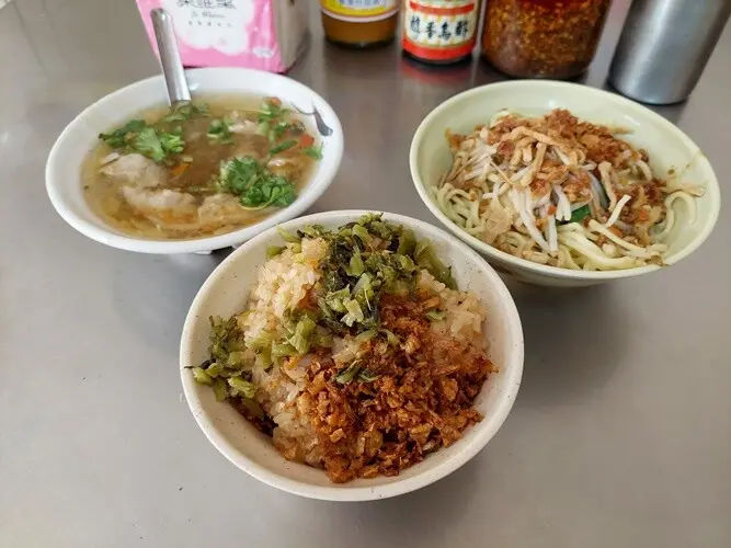 【竹山美食】媽祖廟口米糕｜竹山老街百年銅板小吃，古早味米糕、乾麵、肉羹，連興宮旁邊 - 貪吃猴的幻想