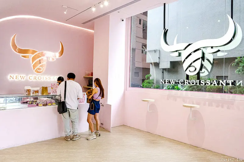 牛頌生乳可頌爆漿生乳可頌，芋頭雙層乳酪蛋糕，扎實芋泥搭綿密乳酪媽咪最愛！