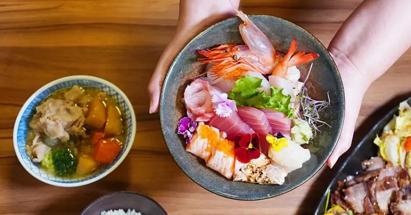在地人推薦！握壽司30元起，必點「爆量」生魚片丼飯！