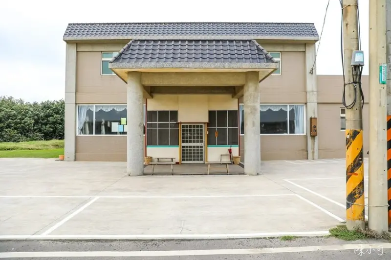 沒招牌超低調，網路沒太多食記推薦，外觀根本旅客休息站，旁邊超大停車場，朋友吃過超推薦