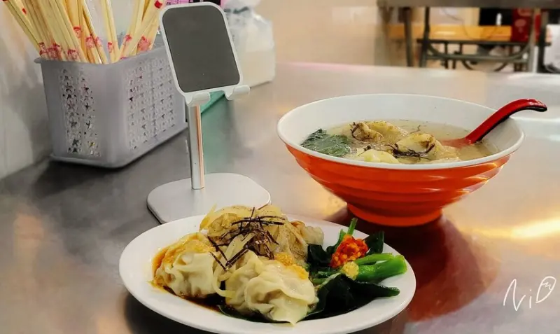 [彰化鹿港]名家大餛飩。鮮肉抄手/鮮肉餛飩湯/鮮蝦大餛飩。老闆娘超熱情好客!內用座位還附手機架的美味餛飩店!!