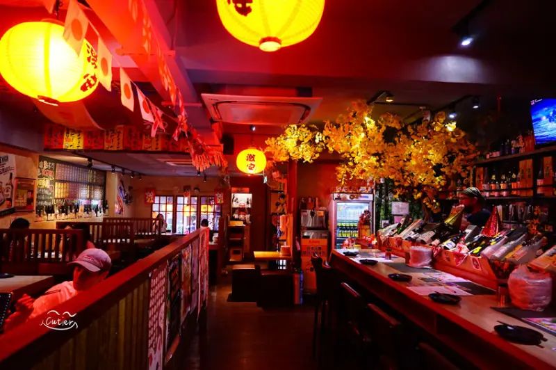 忠孝復興也有這種激安の店！被粉紅烏龍麵與超值酒精放題擄獲了！