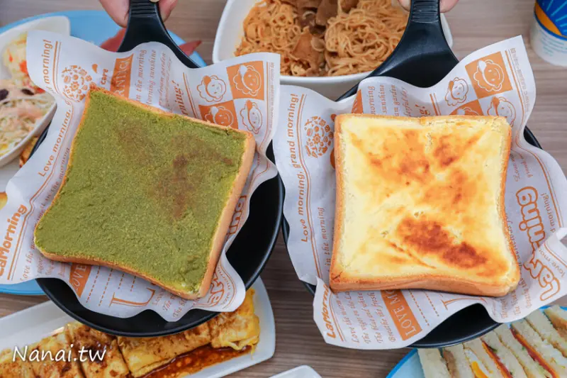 這家早餐店新推出抹茶奶酥厚片用料毫不手軟，撥開厚厚抹茶奶酥醬令人凍未條~