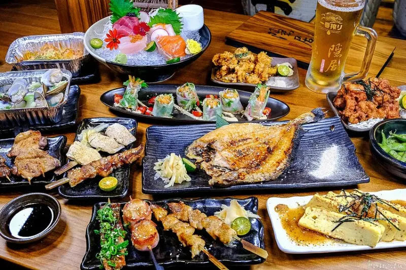 烤魚一夜干炙烤香氣誘人，人氣隱居居酒屋台中店新開幕，日料串燒搭炸物，濃厚日式懷舊氛圍！