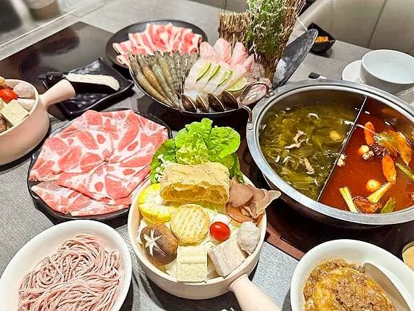 台北新店│汆鍋 上選鍋物 七張店：​​​​​​​入巷七張二人海陸套餐，多款特色湯底火鍋搭配新鮮食材，新店火鍋高CP質感海陸鍋物推薦【附菜單】