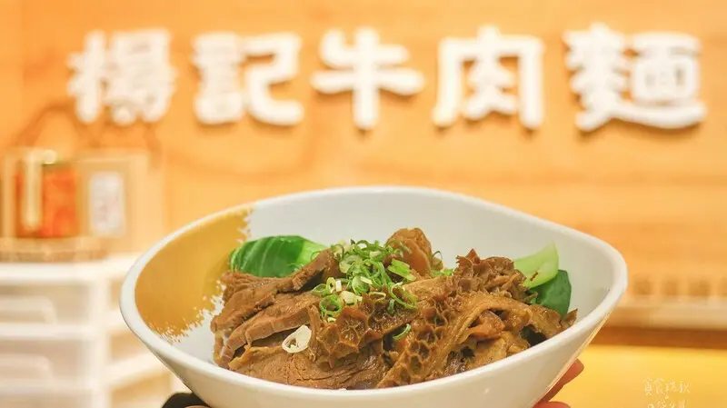 台中沙鹿｜祖傳三代在地老字號紅燒牛肉麵，牛骨與中藥熬製回甘湯頭，肉厚實又大塊！｜楊記牛肉麵