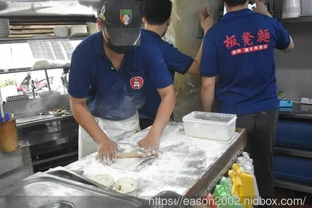 新北板橋巷弄美食 | 板凳麵 手工現擀的眷村美食 捲餅Q彈有勁 份量飽足 招牌炙燒牛五花湯 濃郁醇厚 -  就是這樣。吃喝玩樂。愛漂亮部落格 - FashionGuide 華人時尚專業評鑑