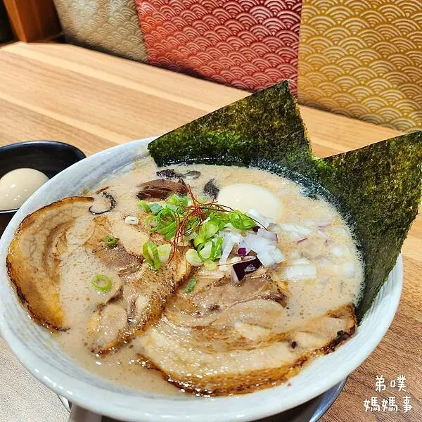 【高雄‧鳳山】豐王日式拉麵│職人每日現煮濃郁黏嘴湯頭，自助式點餐機、味集中座位的日式裝潢設計，讓你一秒