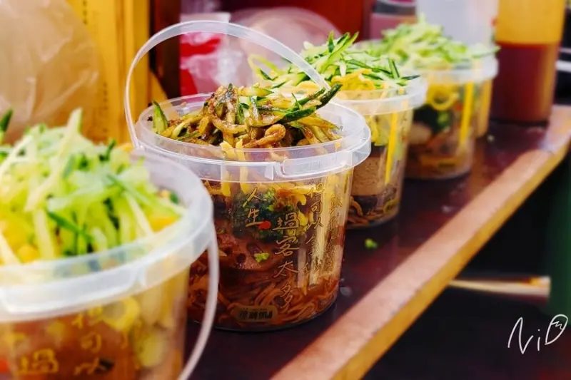 [彰化鹿港]人生辣舖頭-鹿港總店。新品「掌櫃滷桶」焦糖滷味。10多種食材一次滿足/淋上獨門醬汁微辣開胃! #鹿港老街滷味攤