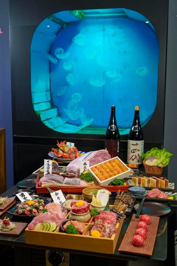 新竹市東區新竹美食 山上走走 日式無菜單燒肉專門店｜新竹超高人氣燒肉店 邊享受高級肉品還能邊看超大水族箱