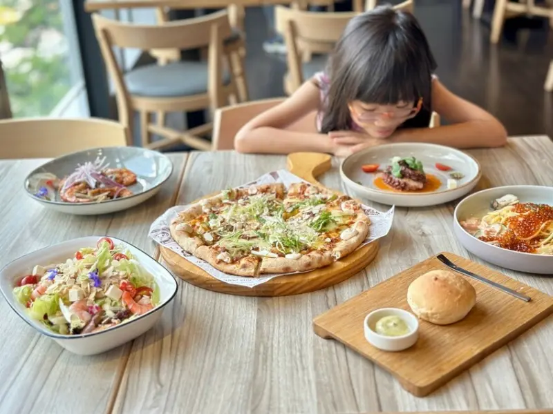 【新北板橋美食推薦】默爾 pasta pizza(新北誠品新板店)道地南義風味全新菜單上市、義大利麵、窯烤披薩控必吃！︱最新菜單、交通、評價