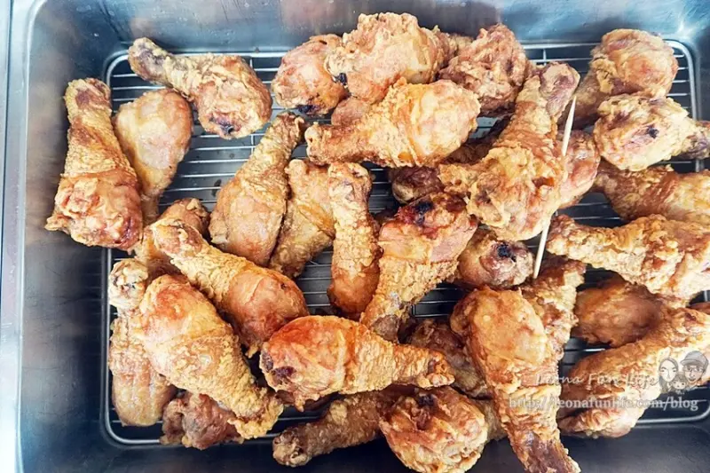 台中太平美食|謝炸雞腿排骨酥-運動場旁飄香炸物攤，下班時間一定要排隊喔~