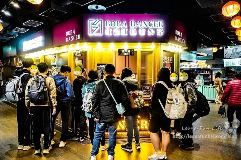 一中人氣飲料店|紅濃紅bobadancer-專賣飲料的電影院，挑戰特濃奶蓋的極奢奶茶，攪拌儀式後特享香濃口感