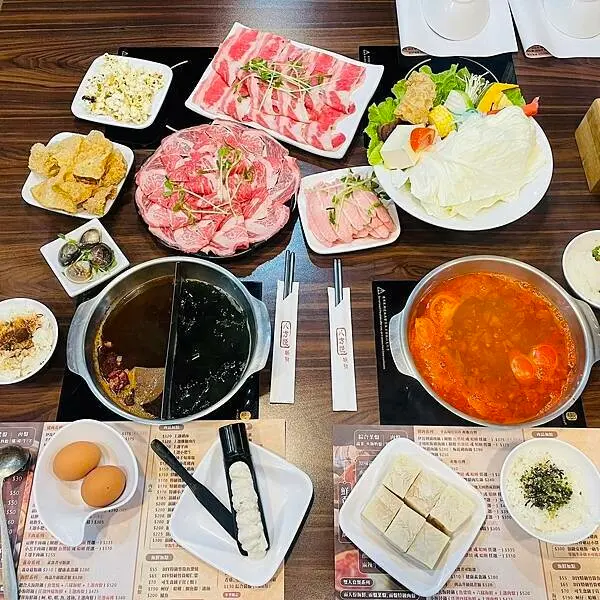 【八方悅-日式涮涮鍋】高CP個人鴛鴦鍋，菜盤換肉物超所值~數十種湯底等你來嚐!