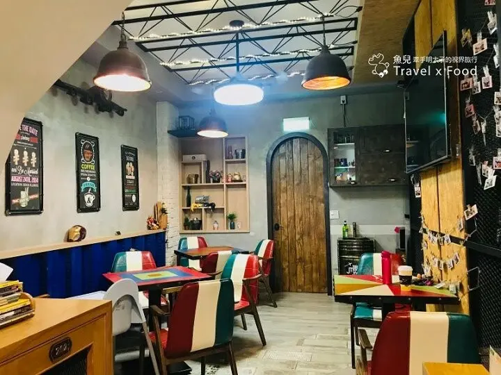 火車站前交通便利，鄰近夜市與各大景點，走下樓就有美食｜樂高主題風、獨具一格的背包客房各種房型，來去 J