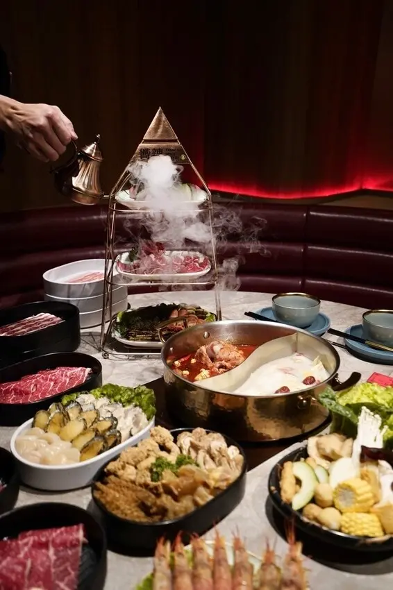 王品最新和牛麻辣鍋品牌【嚮辣】多種精選湯頭、極品海陸雙鮮吃到飽！各式調酒任你挑，台北美食推薦