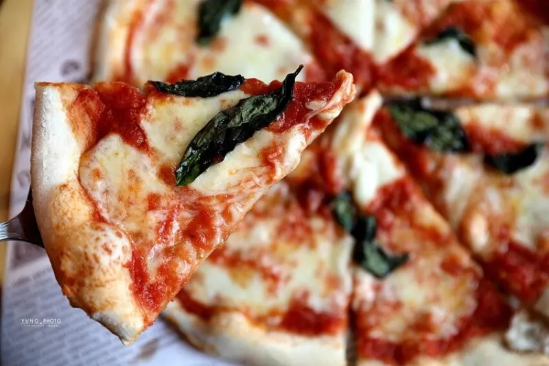  pizza控看過來！現點現作手作披薩 窯燒後的餅皮香讓人口水直流｜默爾pasta pizza-誠品新板店(2023新北板橋