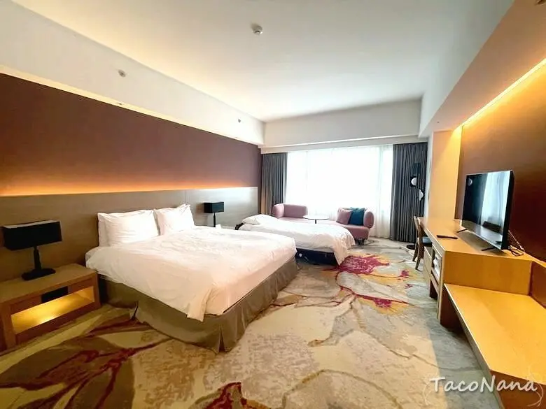 花蓮美崙大飯店│娛樂主題館、室內外泳池、環境設施、娛樂空間與早餐。