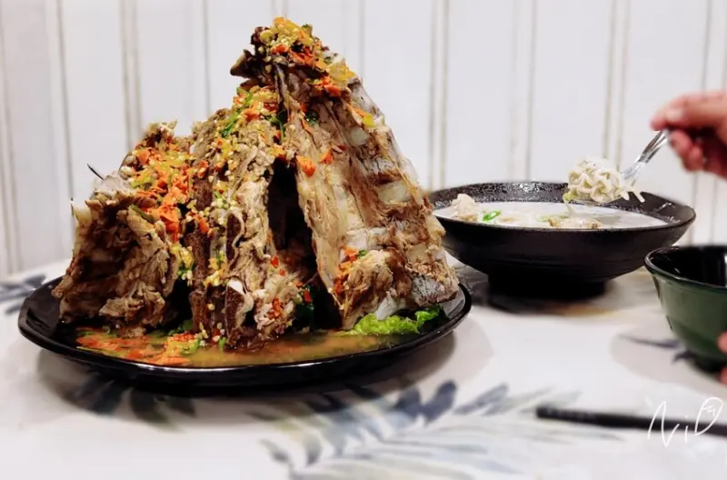 [嘉義東區]泰鄭翰金吞×餛飩專賣店。有夠大碗的南薑雞椰乳金吞湯&酸酸辣辣爽爽吃肉的泰式火山排骨