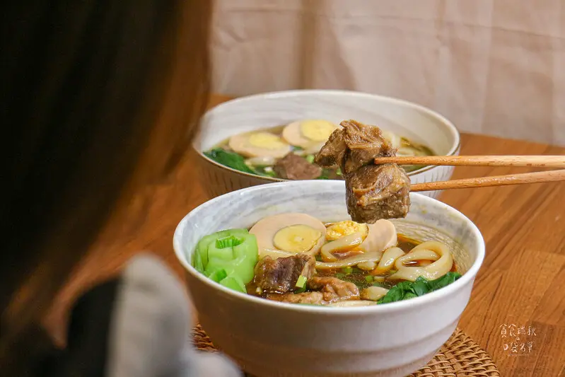 宅配美食｜彷彿現煮的美味！濃郁湯頭、牛香氣四溢～懶人福音牛肉麵！紅燒牛肉麵、剝皮辣椒牛肉麵｜大成享點子